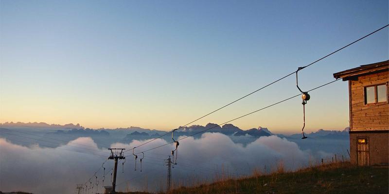 打破常规：如何用紫色主题与涂鸦风格重塑B2B电商体验